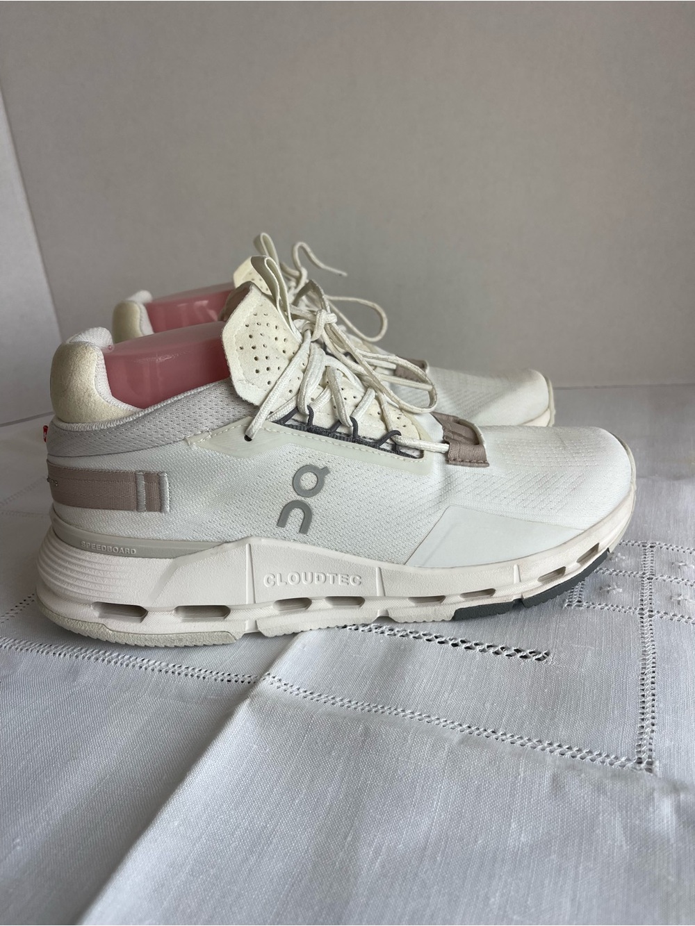 On White Cloudnova 2 Sneakers Modern Design Women’s Size 8